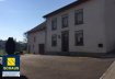 Maison individuelle Vente 3 chambres à Niederdonven - 560 000 € Charmante Maison/Fermette (+/- 200m2), avec une annexe (+/- 160m2) , se composant: au rdch : d‘une cuisine équipée, de deux salles de séjour, une salle de bains (style 1970), et un débarras, Sols en parquet et carrelages 1er étage : 3 chambres à coucher et un petit bureau, Sols en parquet et ballatum, 2e étage : Grenier aménageble (+/- 100m2) Sol en bois, Pas de chauffage, les petits plus: Toiture récente (tuiles) Fenêtres en bois avec double vitrage (récentes) Électricité est ok, La maison se situe à 5 minutes de l‘autoroute A1 (Lux-Trèves)Petits et grand commerces à 5 minutes en voiture (Grevenmacher)Ref agence :882072