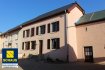 Maison mitoyenne Vente 5 chambres à Canach - 750 000 € Nous vous proposons une maison spacieuse avec annexe et dépendance, en plein centre de Canach. La maison principale se compose : Au rez-de-chaussée :du Hall d‘entrée,une grande cuisine équipée,le living avec feu ouvert et la salle à manger. La terrasse (env.20m2) à l‘arrière de la maison avec une vue dégagée.Un WC séparé.À l‘étage se trouvent 3 grandes chambres et une salle de bains avec WC.Les combles :grande espace aménageable sous toit (charpente et toiture entièrement rénovées)Au sous-sol se trouvent une grande cave voutée, le chauffage au fuel ainsi qu‘une cave à vin avec un sol en terre.L‘annexe aménagée en partie et avec accès à la maison principale a sa propre entrée et se compose d‘un grand hall et d‘un living/séjour.Elle donne également accès à la terrasse.Un espace aménageable pour une à deux chambres supplémentaires se trouve au niveau 1 de l‘annexe.La dépendance offre également un grand espace pouvant être aménagé en espace ouvert avec mezzanine. La grande cour devant la maison principale offre de la place pour deux à trois emplacements extérieurs.L‘immeuble est situé dans le paisible village de Canach, à 15 minutes de la ville et à 7 minutes de la vallée de la Moselle (Ehnen).Ref agence :882071