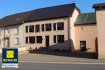 Fermette Vente 5 chambres à Canach - 750 000 € Nous vous proposons une fermette spacieuse, avec annexe, en plein centre de Canach. La maison principale se compose : Au rez-de-chaussée :du Hall d‘entrée,une grande cuisine équipée,le living avec feu ouvert et la salle à manger. La terrasse (env.20m2) à l‘arrière de la maison avec une vue dégagée.Un WC séparé.À l‘étage se trouvent 3 grandes chambres et une salle de bains avec WC.Les combles :grande espace aménageable sous toit (charpente et toiture entièrement rénovées)Au sous-sol se trouvent une grande cave voutée, le chauffage au fuel ainsi qu‘une cave à vin avec un sol en terre.L‘annexe aménagée en partie et avec accès à la maison principale a sa propre entrée et se compose d‘un grand hall et d‘un living/séjour.Elle donne également accès à la terrasse.Un espace aménageable pour une à deux chambres supplémentaires se trouve au niveau 1 de l‘annexe.La dépendance offre également un grand espace pouvant être aménagé en espace ouvert avec mezzanine. La grande cour devant la maison principale offre de la place pour deux à trois emplacements extérieurs.L‘immeuble est situé dans le paisible village de Canach, à 15 minutes de la ville et à 7 minutes de la vallée de la Moselle (Ehnen).Ref agence :882069