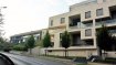 Duplex Vente 2 chambres à Luxembourg-Dommeldange - Prix sur demande Tempocasa vous propose dans une résidence de haute gamme construite en 2012 ce magnifique duplex hyper lumineux avec des pièces très spacieuse et d'une surface totale de 225m².
Cette résidence de grand luxe, moderne et de très haut standing est unique au Luxembourg. Afin de parfaire la vie des occupants de cette résidence, un espace wellness de 400m² est mis à disposition comprenant un jacuzzi, une piscine intérieure chauffée, un sauna, un hammam et une salle de sport.
La résidence entourée d'un vaste jardin en terrasse est au coeur d'un domaine boisé.
Concernant l'agencement du duplex où nous trouvons un joli hall d'entrée, se présente un gigantesque salon-séjour ouvert donnant sur une de terrasse de 35m² exposée plein SUD. Réalisée sous forme de loggia aucun vis à vis n'est possible avec un voisin.
Nous trouvons également une cuisine ouverte complètement équipée, un salon, un WC séparé, une chambre à coucher avec garde-robe intégrée, un accès jardin privatif à l'arrière du bâtiment + douche & WC privatif;
La deuxième chambre dispose elle aussi d'une garde robe intégrée et d'un accès au jardin.
Une grande cave ainsi que deux places de parking s'ajoutent à ce bel ensemble.