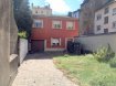 Maison Vente 2 chambres à Schifflange - 440 000 € Une Maison +- 100 m2 avec un grand terrain devant la maison à Schifflange, il y a des rénovations à prévoir.Possibilité de construire une nouvelle maison de 3 unités. La maison se compose : - Hall d’entrée - Living - Salle à manger - Cuisine équipée - 1 Salle de bain - 2 chambres à coucher - Jardin - Garage - Emplacement de parking extérieurs devant garage (plusieurs voitures) - WC séparé - Chaufferie La maison se situe à proximité de toutes les commodités (bus, train, commerces, écoles primaires, etc) Pour tout complément d‘information, n’hésitez pas à nous contactez par téléphone au 28 77 88 22. Nous sommes également disponibles pour organiser les visites le samedi ! Nous sommes, en permanence, à la recherche de nouveaux biens à vendre (des appartements, des maisons et des terrains à bâtir) pour nos clients acquéreurs. N‘hésitez pas à nous contacter si vous souhaitez vendre ou échanger votre bien, nous vous ferons une estimation gratuitement.