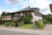Maison Vente 5 chambres à Olingen - 1 545 000 € Grande maison de construction traditionnel libre de 4 cotés, situé sur un terrain de 24 ares.
Ce bien se compose comme suit:
Garage pour 2 voitures, cave a vin, salle de billiard, buanderie, salle de douche + WC, débarras, cuisine équipée + débarras, 5 chambres a coucher, grande véranda, point d'eau sur tous les niveaux, alarme, volets électrique, très grand magnifique jardin avec fontaine.