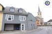 Appartement Vente 3 chambres à Kehlen - 479 000 € Bel appartement au centre de Kehlen comprenant hall d‘entrée, living avec accès à la terrasse, cuisine équipée séparée, salle à manger, salle de bains et WC, 3 chambres à coucher, cave et 2 emplacements parking couverts.
L‘appartement est situé au 1er étage dans un petit immeuble à 3 unités seulement et a été récemment rénové.
Parking public en face de l‘immeuble.
CPE G-H
DISPONIBLE DE SUITE
Ref agence :975124
