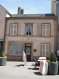 Maison Vente 5 chambres à Wiltz - 280 000 € Belle maison mitoyenne de +- 132 m2
rez de chaussée :
entrée / salon ( +- 16 m2)
salle à manger (+- 12 m2)
hall
vestiaire avec possibilité de faire un WC séparé
living ou chambre (+- 18 m2)
petite cuisine équipée (+- 6 m2) avec sortie vers le jardin et la terrasse
accès vers les caves
1er étage :
hall de nuit
4 chambres à coucher (+- 17 m2, +- 12 m2, +- 10 m2, +- 16 m2)
salle de bains (baignoire, WC, lavabo) (+- 4 m2)
2e étage :
grenier aménageable
toiture refaite en 2000
sous-sol :
caves voutée
chaufferie (chaufferie Viessmann)
petit jardin
terrain: 2,17 ares
possibilité de faire un parking à l‘arrière de la maison
belles anciennes portes en chêne massif
escalier et sols en bois
construction: 19e siècle
classe énergétique: H-I
Ref agence :5768