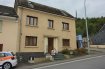 Maison Vente 3 chambres à Wiltz - 335 000 € Maison unifamiliale avec une surface brute de +/- 160 m2, entièrement rénovée
terrain: 11,36 ares
rez-de-chaussée:
hall d‘entrée
nouvelle cuisine équipée
WC séparé
living - salle à manger
buanderie / chaufferie Buderus 1994 avec boiler eau, réservoir mazout
sortie vers le jardin
1er étage:
hall de nuit
3 chambres à coucher
nouvelle salle de bains (douche, baignoire, lavabo, WC)
2e étage:
grenier aménageable (raccordement chauffage et eau)
sous û sol:
cave / réserve
garage à 100 mtr de la maison
Ref agence :5766