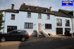 Maison Vente 4 chambres à Pettingen - 895 000 € Charmante et spacieuse maison jumelée, rénovée en 2011, située dans une rue calme avec accès facile vers la gare de Mersch, l‘autoroute A7, les grands axes routiers, centres commerciaux et pistes cyclables. Composition: Hall, , cuisine équipée et salle à manger avec accès vers le jardin, chambre 1, salle de douches avec douche italienne et WC, cave à vin voûtée, buanderie et chaufferie.1er étage: grand living avec cheminée et mezzanine, accès à la terrasse et au jardin, 3 chambres à coucher, salle de bains avec baignoire et douche.Grenier aménageable.2 garages, 3 parkings extérieurs et jardin clôturé. Ref agence :975639