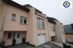 Maison mitoyenne Vente 4 chambres à Boevange-Sur-Attert - 519 000 € Maison mitoyenne construite en 2005 en situation calme composée comme suit:
REZ-DE-CH: Hall d‘entrée, buanderie, garage pour 1 voiture, salle de douche avec WC, cave avec kitchenette donnant sur le jardin.
1ER ETAGE: 1 chambre à coucher, living/salle à manger avec poêle et accès à la terrasse partiellement couverte, WC séparé, cuisine équipée séparée.
2E ETAGE: 3 chambres à coucher avec laminât dont une avec accès au balcon, salle de bain avec douche et WC, grenier accessible par trappe.
1 place de parking extérieur.
Ref agence :975122