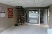 Commerce Location à Dechy - 1 200 € Votre agence vitrin'in immo vous propose à la location cet entrepot avec 3 bureaux et local commercial avec vitrine.Descriptif: Local commercial de 300m², possédant 3 bureaux ainsi qu'un petit magasin avec mezzanine,sanitaires et vitrine. Equipée d'une porte sectionnelle de 5 m de hauteur. Avis de l'agence: idéal artisan ou local commercial, à proximité de DouaiUn bien à ne pas manquer !