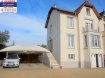 Maison Vente 5 chambres à Jarny - 245 000 € Ref 3872
Belle maison de caractère de 175m² (135+40m² combles aménagés) sur 10.73 ares.
Rez de sol : un garage carrelé, un cellier, une cave, chaufferie, buanderie carrelée.
Rez de chaussée : Beau hall d'entrée distribuant : salle à manger et salon sur plancher, une cuisine équipée, un wc individuel.
Premier étage : hall distribuant 3 chambres dont une avec balcon, une salle de bains (baignoire, une vasque, un wc).
En combles aménagés : un hall distribuant 2 chambres sur parquet flottant, une salle d'eau (douche, lavabo, wc).
A l'extérieur : Entrée par portail électrique, un abris pour 2 VL (texabris), une dépendance. beau jardin clos, une terrasse.
D.V. PVC avec volets roulants.
Chauffage central gaz, chaudière à condensation