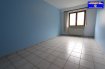 Appartement Location 2 chambres à Cruchten - 800 € Appartement avec entrée séparée, agencé comme suit:Hall, living, nouvelle cuisine équipée, 2 chambres à coucher, salle de douche avec WC, débarras.Un garage individuel ainsi qu‘un emplacement extérieur complètent cette offre.Ref agence :975660