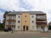 Appartement Vente 2 chambres à Rodange - 215 000 € Tempocasa Mondorf vous propose un jolie Appartement avec 2 chambres de 105 m2 à Aubange.
POINTS FORTS
A 5 minutes de Rodange.
Proche de toutes comodités.
Très grand jardin.
Arrêt de bus devant l'immeuble.
Parking privé
L'appartement se compose comme suit:
Salon + sale à manger + cuisine ouverte
1 salle de bain
1 WC séparé
2 chambres
1 debarras
Nous restons à votre disposition pour tout renseignement complémentaire au 26543148.