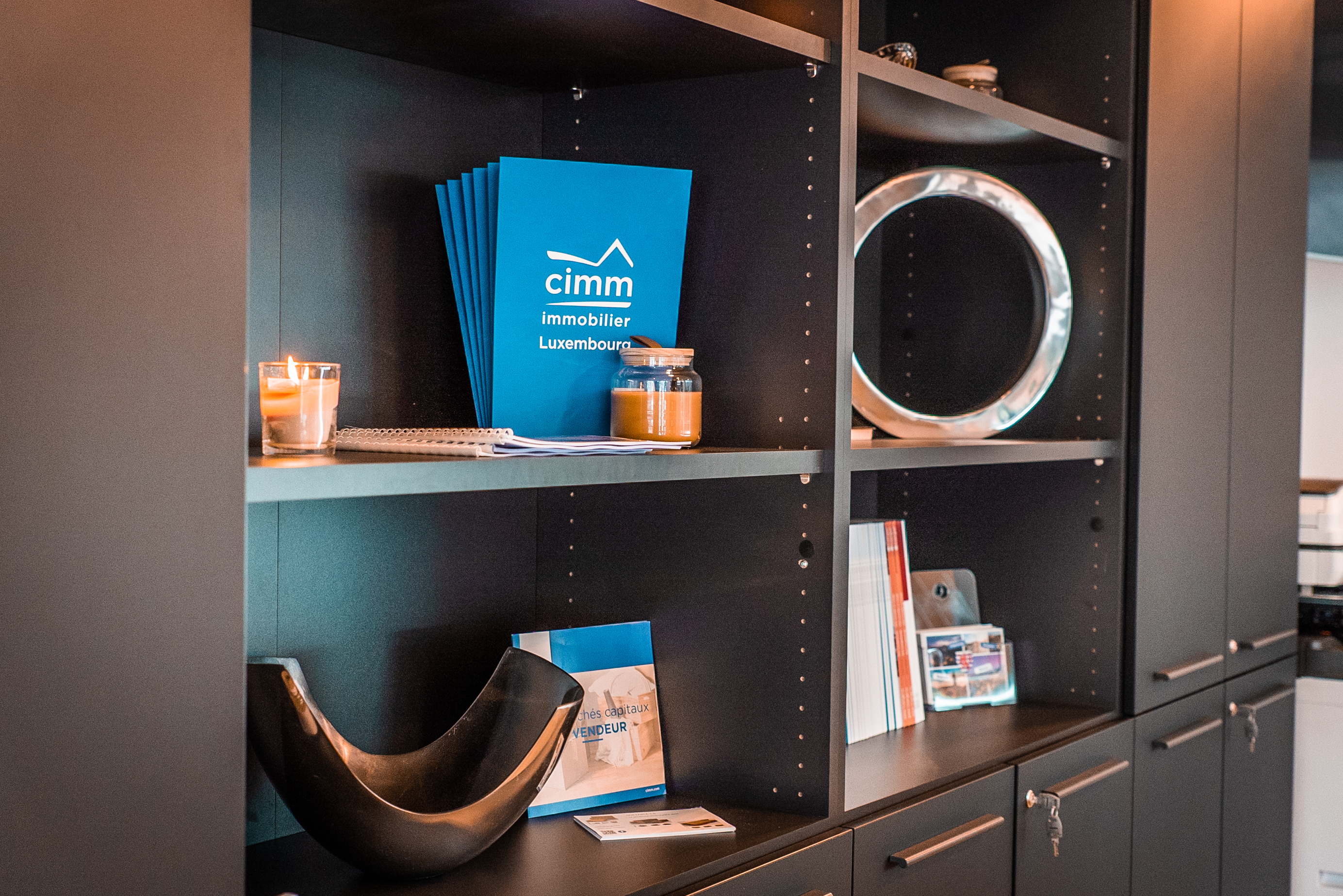 Intérieur contemporain présenté par Cimm Immobilier