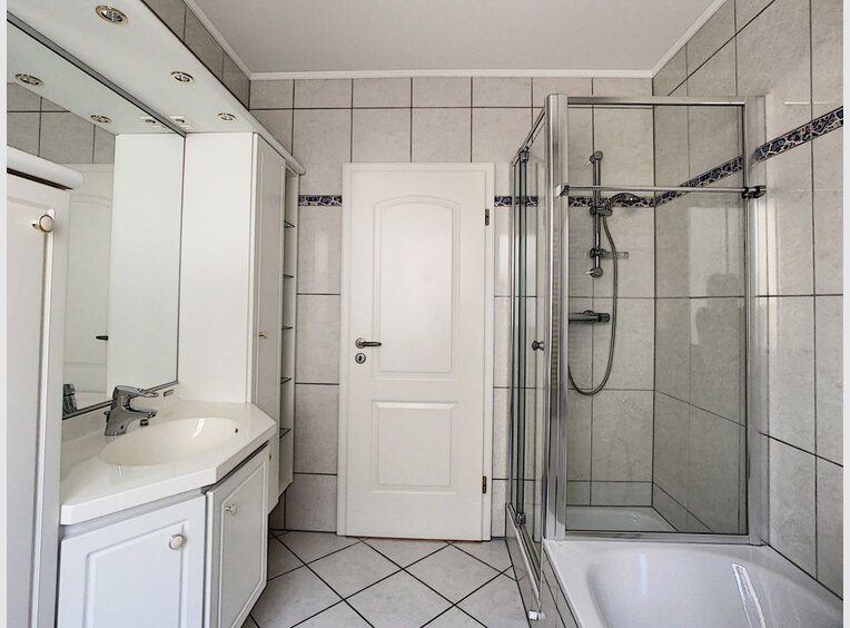 Semi-detached house for rent 5 bedrooms in Strassen - Ref. 6952452