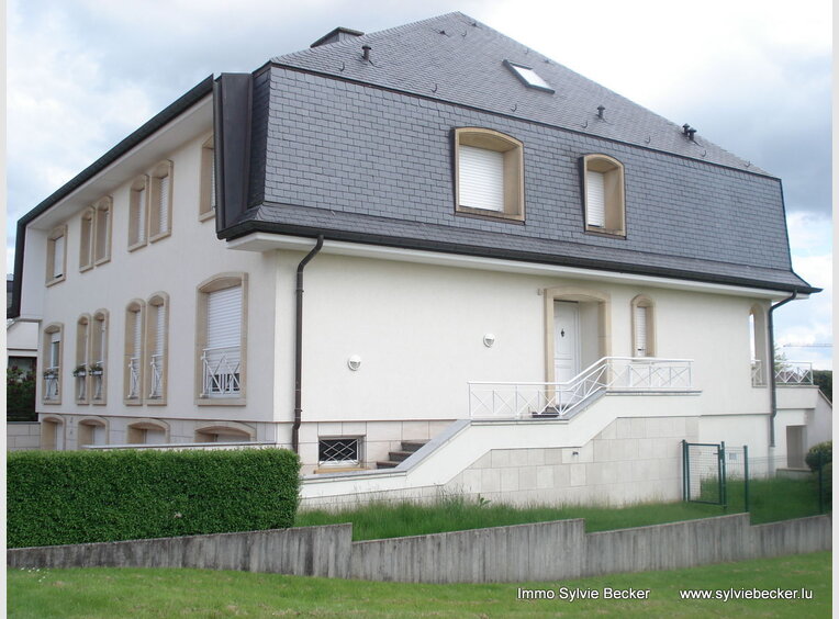 Semi-detached house for rent 5 bedrooms in Strassen - Ref. 6952452