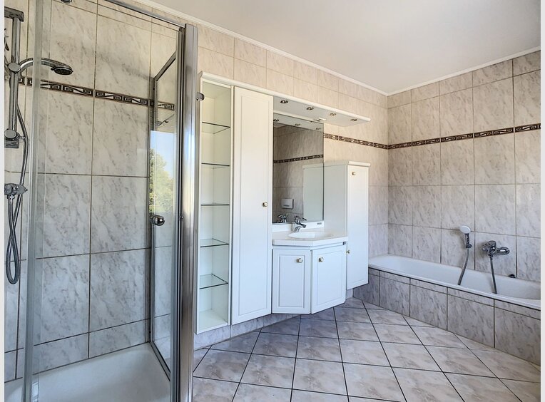 Semi-detached house for rent 5 bedrooms in Strassen - Ref. 6952452