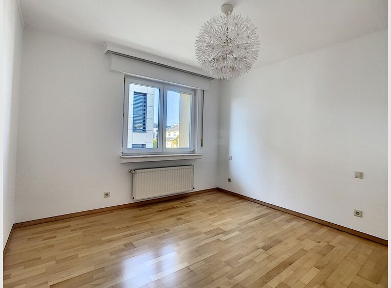 Semi-detached house for rent 5 bedrooms in Strassen - Ref. 6952452