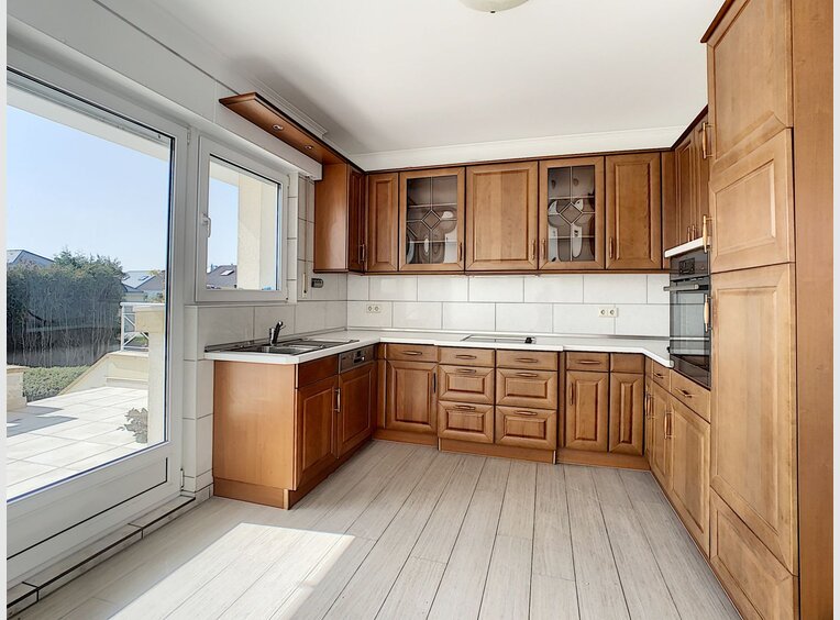 Semi-detached house for rent 5 bedrooms in Strassen - Ref. 6952452