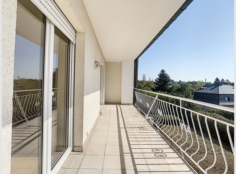 Semi-detached house for rent 5 bedrooms in Strassen - Ref. 6952452