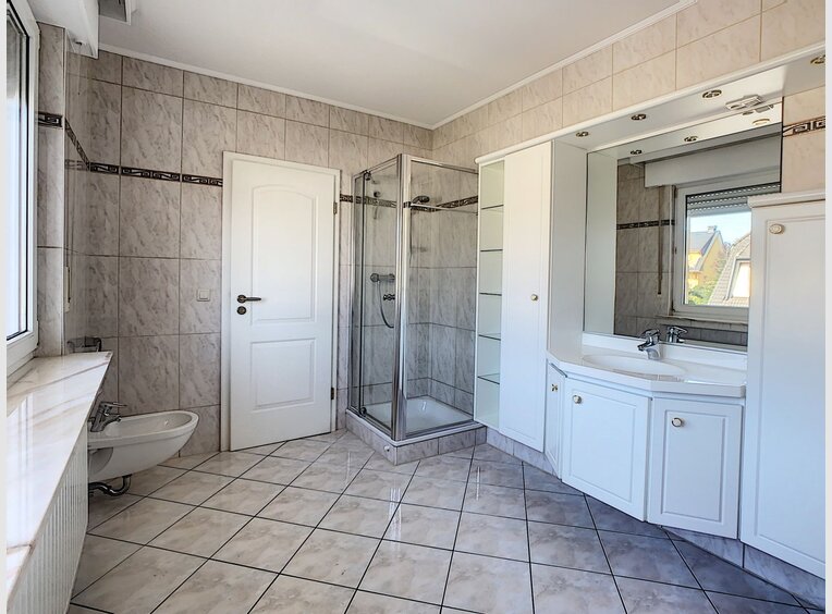 Semi-detached house for rent 5 bedrooms in Strassen - Ref. 6952452