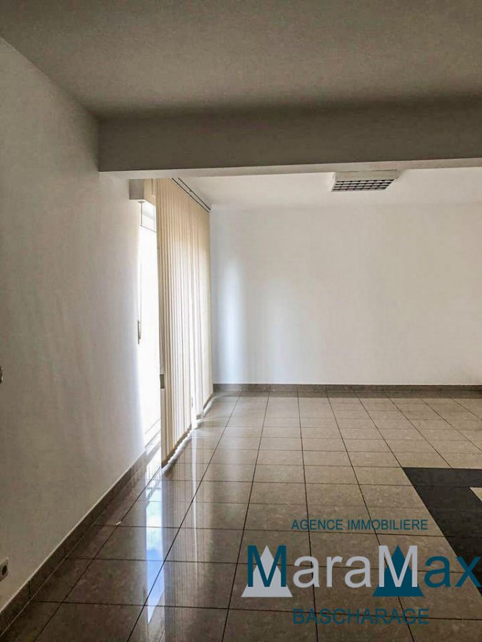 Local commercial à louer à Howald