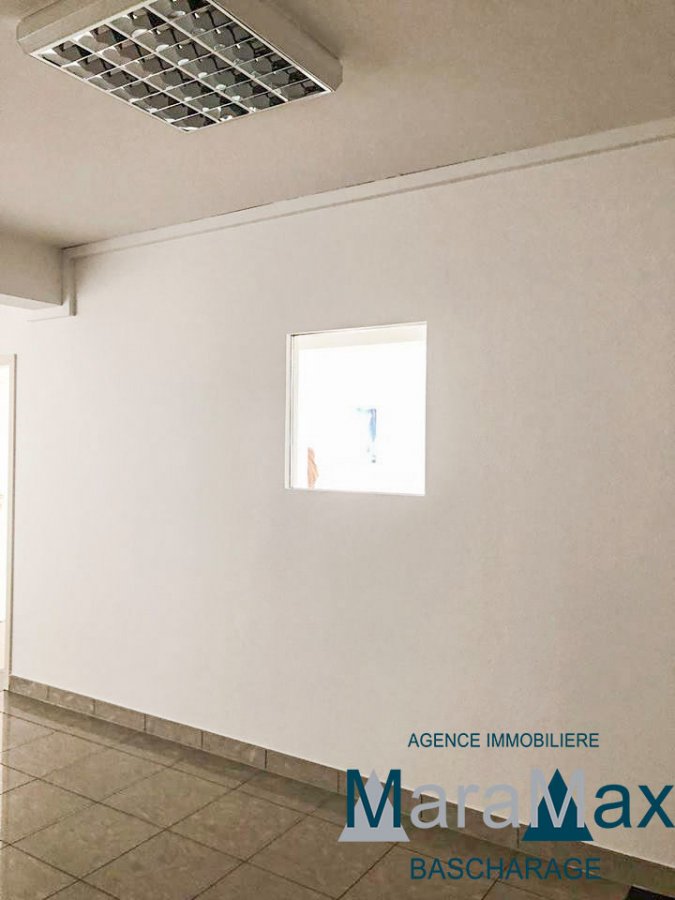 Local commercial à louer à Howald