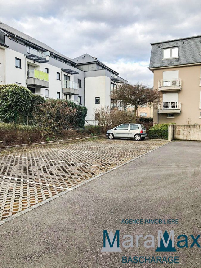 Local commercial à louer à Howald