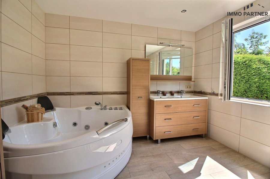 Villa zu verkaufen 6 Schlafzimmer in Nospelt