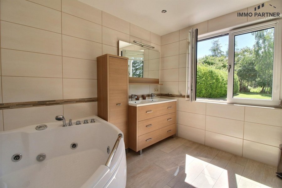 Villa zu verkaufen 6 Schlafzimmer in Nospelt