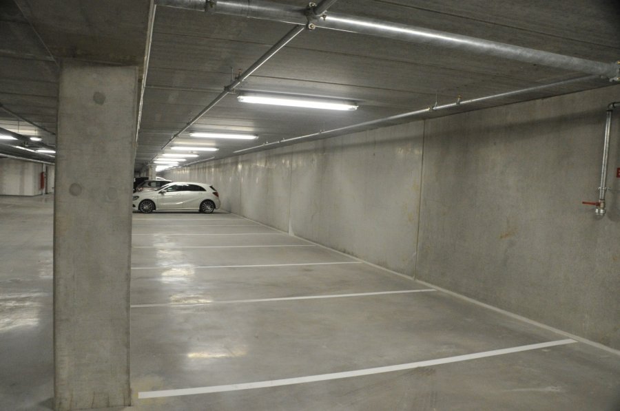 Garage - Parking à louer à Strassen