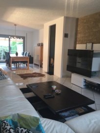 Situation très calme, belle maison mitoyenne 145m2 de haut standing avec jardin et terrasse. Au rez-de-chaussée, un grand hall d’entrée, un grand living de 40m2, avec un accès direct sur un terrasse couverte de 20m2, une cuisine équipé avec son ilot central, un wc séparé.
A l’étage deux belles chambres de 20m2 dont une avec son dressing, une troisième chambre de 14m2, une salle de bain ainsi qu’un bureau. Jardin arboré, garage pour 2 voitures. Le sous-sol entièrement carrelé avec une salle de douche ainsi que 2 pièces supplémentaires pouvant servir de cuisine ou bureau. Comble entièrement isolé.