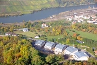 Toute l’équipe de Crown Real Estate est fière de vous présenter cet appartement sous comble qui saura vous charmez, situé à Apach très proche frontière luxembourgeoise et allemande sur les bords de Moselle dans un environnement préservé. Idéal premier investissement pour travailleurs frontalier.

L'appartement se compose comme suit, une entrée, un grand salon séjour cuisine ouvert et équipée très lumineux,une chambre ainsi qu'une salle de bain et un WC viennent compléter se bien.

N'hésitez pas a nous contacter pour plus de renseignement ainsi que pour organiser une visite, tout l'équipe se tient à votre disposition.