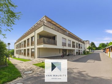 *** Résidence pour 50+ *** 

Situé dans la commune de Schuttrange, au rez-de-chaussée de la résidence «Cité 8» datant de 2017, cet appartement d'une surface habitable de ± 65 m² pour une surface totale de ± 85 m² se compose comme suit:

Un hall d'entrée de ± 6 m² avec vestiaire de ± 1 m² dessert un séjour salon/salle à manger de ± 25 m² avec une cuisine ouverte de ± 8 m² tout à fait équipée et accès à une terrasse/loggia de ± 8 m², 1 chambre de ± 17 m², une salle de bains de ± 6 m² (baignoire/douche avec fonction Spa, meuble lavabo, miroir, wc, chauffe-serviettes) avec un débarras/buanderie de ± 2 m².

Au sous-sol une cave de ± 7 m² et 1 emplacement de ± 13 m² complètent l'offre.

Détails complémentaires:
- Passeport énergétique A - A
- Résidence pour personnes d'âge 50+
- Chaudière au gaz, chauffage au sol
- Fenêtres châssis PVC, triple vitrage, volets électriques

Le lien vers la visite virtuelle : https://tour.giraffe360.com/60d93a6a043e43ee84a48268058719c0/

Personne de contact:
M Maurits van Rijckevorsel
Tel. +352 / 621 198 891
email: maurits@vanmaurits.lu