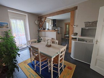 Maison Enchenberg 4 pièce(s) 95 m². Coquette maison à louer à Enchenberg :
Rénovée avec soin elle offre : 2 chambres à coucher, salle d'eau / Wc, cuisine équipée ouverte sur le séjour et accès direct à une terrasse sans vis à vis, garage type grange le tout sur un terrain d'environ 7,78 ares.
Le chauffage est au gaz de ville avec un poêle en sus.
Contact Nord Sud Immobilier à Rohrbach les Bitche, Bitche, Sarreguemines et Diemeringen au 0372640102