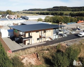 En vente, l'Immobilière de l'Attert vous présenté ce local commercial situé à Mertzig dans la zone industrielle proche d'Ettelbruck avec accès facile vers les axes autoroutiers et toutes commodités.

Le local commercial est situé au rdch, d'une surface de 166,58 m².

14 emplacements de parking extérieurs s'ajoutent à cet ensemble.

Autres biens à vendre dans le même bâtiment:
Bureaux de différentes surfaces 83,81m², 41,29m² et 28,43m².

Pour plus d'informations ou pour visiter, contactez-nous au +352 23 62 90 20 ou sur immo@immoaida.lu

Consultez nos biens sur www.immoaida.lu