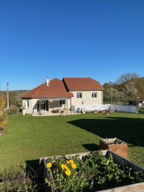 Très belle maison individuelle située dans un cadre de verdure et sans vis-à-vis à vendre à Budling, proposée par Perquin Immobilier. Cette charmante maison se trouve dans un environnement paisible, idéal pour une vie de famille. 

Détails de la propriété: Découvrez cette magnifique maison spacieuse de 124 m² construite en 2002, avec des finitions soignées, sur 2 demi niveaux, posée sur un terrain de 20 ares avec une spacieuse pergola. Elle comprend 6 pièces dont 3 chambres, et 1 bureau en mezzanine, et 1 salle de bain avec douche et baignoire, meuble vasque. Profitez de ses vastes espaces à vivre, notamment d'une cuisine moderne ouverte entièrement équipée, d'un spacieux salon-séjour avec poêle à pellets, d'un grand garage pour deux voitures, une buanderie et une remise avec accès extérieur, sous-sol entièrement carrelé. Les prestations incluent également un grenier accessible, et la possibilité de garer deux voitures à l'extérieur. La maison est chauffée par le sol pour un confort optimal, et la connexion par fibre optique garantit une excellente connexité. Avec une classe énergétique D et des émissions de gaz à effet de serre classées B, cette propriété allie confort et efficacité.

Ne manquez pas cette opportunité exceptionnelle! Pour planifier une visite, contactez-nous dès maintenant via le formulaire de contact ou par téléphone.