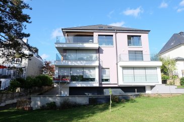 Luxembourg-KIRCHBERG, rue des Maraîchers, quartier tranquille et résidentiel proche des Communautés Européennes et de la BEI, magnifique penthouse atypique aux beaux volumes et très lumineux dans une petite résidence de 2014  à 5 unités. 
Situé au deuxième étage avec ascenseur il présente des finitions raffinées et une lumière omniprésente dans chaque pièce. Sa superficie habitable de 113 m2 est répartie comme suit : hall d’entrée avec placards intégrés, grand salon avec belle hauteur sous plafonds, cheminée au gaz,  TV intégrée, cuisine équipée de qualité, îlot central avec plaques induction, hotte suspendue Novy avec télécommande, four multifonction  et micro-onde SIEMENS, frigo avec freezer SIEMENS, une terrasse est de 13 m2, une terrasse sud/ouest de 40 m2, garde-corps en vitre, une chambre parentale avec salle de douche en suite, douche à l’italienne, WC et double lavabo, une chambre à coucher, salle de bains avec baignoire et WC, buanderie privative. Chauffage au sol dans toutes les pièces, volets à lamelle électriques, luminaires installés. Une cave au deuxième sous-sol, deux emplacement de parking en longueur au premier sous-sol. Grand jardin commun. Grenier privatif, buanderie commune. Plan sur demande.
Disponible le 1er février 2020.
Contact et visites : Rosalba MAITRE téléphone : 691 550 189
