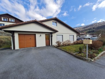 Maison individuelle composée au rez de chaussée : d'une entrée, cuisine ouverte sur séjour, une chambre, salle d'eau, WC séparé. A l'étage, une chambre.
Jardin, Garage, et abri de jardin