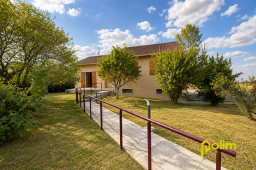 Maison familiale avec sous-sol complet et vaste terrain de 3. À découvrir sans tarder, cette maison individuelle construite en 1985, offrant un beau potentiel d'aménagement dans un environnement calme et verdoyant.
Édifiée sur un sous-sol complet, elle se compose d'une entrée, d'une agréable pièce de vie lumineuse, d'une cuisine indépendante, de 3 chambres, d'une salle de bains et de WC séparés.
Le sous-sol constitue un véritable atout avec un double garage, un espace atelier, une cave et de nombreuses possibilités de stockage.
À l'extérieur, vous profiterez d'un magnifique terrain avec vue dégagée de 3 436 m2, totalement clos et arboré.
 Les informations sur les risques auxquels ce bien est exposé sont disponibles sur le site Géorisques : www.georisques.gouv.fr