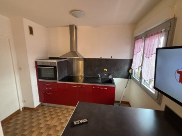Appartement de Type F2 de 42 m² situé au 2ème Etage d'une résidence avec ascenseur.  
Entrée avec placard, Chambre, Salle de bains avec douche et WC, Salon / Séjour / Cuisine encastrée et équipée ouverte, Balcon, Chauffage électrique, Cave et parking privé sur l'arrière.  
Frais d'agence 462 € TTC