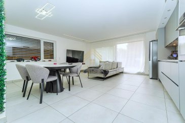 REAL G IMMO vous propose cet appartement construit en 2023 dans une résidence exclusive composée de seulement trois lots, nichée sur les hauteurs de la commune de Dudelange, le quartier le plus recherché.

Idéalement située à quelques minutes du centre-ville à pieds, elle permet à ses résidents de bénéficier des avantages de la vie urbaine tout en profitant de la quiétude d’un cadre idyllique. 

L'appartement offre une surface habitable de +- 61m² situé au rez de jardin comprenant : 

- Un hall d'entrée avec vestiaire possible 
- un WC séparé, 
- une cuisine équipée de grande qualité ouverte sur 
- un lumineux séjour/salle à manger avec accès direct à 
- une terrasse de 45m2 et
- un jardin de 100m2 plein sud, 
- une chambre parentale avec sa propre salle de douche haut de gamme, 
- une cave
- un emplacement de parking intérieur.

Divers:
- résidence sous garantie décennale jusque 2033
- bâtiment classe A/A
- chaudière gaz avec panneaux solaires
- ventilation double flux
- chauffage au sol
- baies coulissantes triple vitrage avec stores motorisés
- cuisine haut de gamme sous garantie

Cet appartement exceptionnel vous offre un cadre de vie entre nature et confort luxueux, idéal pour les amoureux de la sérénité sans compromis sur l’accessibilité urbaine.

Pour toute demande de visite ou information supplémentaire. n'hésitez pas à nous contacter par mail ou téléphone au 28.66.39-1

Le prix affiché s'entend frais d'agence + tva inclus.

 ---------- 
REAL G IMMO offers you this apartment built in 2023 in an exclusive residence comprising just three lots, nestled in the heights of the commune of Dudelange, the most sought-after district.

Ideally located just a few minutes' walk from the town center, it allows residents to enjoy the benefits of city life while benefiting from the tranquility of an idyllic setting.

The apartment offers +- 61m² of living space on the garden level, including :

- Entrance hall with possible checkroom
- separate WC,
- a high-quality fitted kitchen opening onto
- a bright living/dining room with direct access to a
- a 45m2 terrace and
- a 100m2 south-facing garden,
- a master bedroom with its own high-end shower room,
- a cellar
- indoor parking space.

Miscellaneous:
- residence under ten-year warranty until 2033
- class A/A building
- gas boiler with solar panels
- double-flow ventilation
- underfloor heating
- triple-glazed sliding windows with motorized blinds
- top-of-the-range kitchen under warranty

This exceptional apartment offers a living environment combining nature and luxurious comfort, ideal for lovers of serenity without compromising on urban accessibility.

For further information or to arrange a viewing, please do not hesitate to contact us by e-mail or telephone on 28.66.39-1.

The price shown includes agency fees + vat.