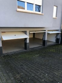 HOUSE FOR YOU vous propose à rue Arthur Useldinger, Esch-sur-Alzette :
3 garages avec portes électriques + 3 parkings privés.
Grâce à la localisation à Esch-sur-Alzette et à la facilité d'accès routier (axes principaux à proximité), ces unités sont particulièrement adaptées pour :
- stockage de marchandises
- stationnement de voitures
- activité nécessitant un accès pratique et rapide
Caractéristiques :
- Loyer : 900 € / mois
- Caution : 2.700 € (contrat commercial)
- Frais d'agence : 900 € + 17% TVA
Nous restons à votre disposition pour toute information et visite.