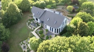 Voici la description de la propriété en français :

Villa de +/-500m2 sur les hauteurs de Steinsel sur un grand terrain de 31a07ca. 

La villa avec ses +/-330m2 habitables profite d'un emplacement idéal à la lisière de la forêt dans une cité calme et sans voisins directs à l'arrière.

Nichée en haut de la colline, elle offre un cadre lumineux tout en étant protégée des regards indiscrets d'une part, et une vue panoramique sur la vallée allant jusqu'au Kirchberg d'autre part.

La villa profite de finitions de qualité avec du marbre et du parquet au sol, un sauna, un jacuzzi et de grandes terrasses avec un jardin aménagé.

La villa se compose comme suit :

Rez-de-chaussée

- hall d'entrée
- grand living ouvert avec une belle hauteur sous plafond et une cheminée ouverte et donnant sur le jardin
- deux verrières attentantes au salon et à la salle à manger, donnant accès aux terrasses et au jardin
- double escalier vers l'étage avec mezzanine
- salle à manger
- cuisine équipée
- bureau meublé
- W.C. séparé
- Suite parentale de +/-55m2 avec salle de bains, dressing et une salle détente avec sauna, whirlpool, une grande douche ainsi qu'une sortie vers la terrasse et le jardin

1er étage

- deuxième séjour pour les enfants de 25m2 meublé et équipé d'un home cinéma
- chambre à coucher 20m2
- Salle de bains avec douche et baignoire
- W.C. séparé
- Chambre à coucher de 22m2
- Chambre à coucher de 22m2

Au -1

- Grand garage pour 4 voitures
- Fitness
- Cave de 16m2
- Cave de 10m2
- Cave de 8,3m2
- W.C. séparé
- Cave 30m2
- Chaufferie de 20m2
- Débarras

Les points forts du bien sont :

- localisation idéale sur énorme terrain de 31ares
- qualité de construction
- plusieurs grandes terrasses
- jardin aménagé
- vue panoramique
- système d'alarme

La villa saura satisfaire les demandes de chaque client désireux d'un bien exceptionnel profitant d'un emplacement unique.

Pour plus de questions ou une visite, n'hésitez pas à nous contacter.

Disponibilité : immédiate 
Prix de vente : 3'350'000 
Les frais d'agence sont à la charge de la partie venderesse 

Nr. de téléphone : 621 319 162 M Agovic 
Premier contact de préférence par courriel