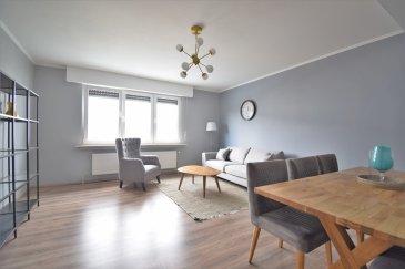 Situé dans la dynamique commune de Roeser, dans un environnement verdoyant et proche de Luxembourg-ville, cet appartement moderne et épuré par son intérieur au design minimaliste d'inspiration années 70's, entièrement rénové et REFAIT A NEUF en 2021 occupe le 1er étage d'une petite copropriété soignée de 4 unités.

D'une surface habitable de ± 104 m² pour une surface totale de ± 118 m², il se compose comme suit :

Au 1er étage, l'entrée s'ouvre désormais directement sur un spacieux hall d'entrée ±17 m² avec vestiaire.

Celui-ci dessert un séjour de ± 27 m² incluant un coin salle à manger équipé d'une grande table et de 6 chaises.

Salon meublé avec une télévision grand écran, un canapé et un fauteuil, une table basse et meuble de rangement. 

Deux lumineuses chambres de ± 18 et 17 m², aux tons neutres de blanc, gris et bleu.

La  première chambre est avec un grand lit double (oreillers et draps) et une grande armoire, ainsi que 2 tables de chevet.

La deuxième chambre est également équipée d'un grand lit double (oreillers et draps) anisi que 2 tables de chevet.

Une spacieuse cuisine aménagée et équipé de ± 12 m² avec :

- Plaque de cuisson
- Frigo,
- Four,
- Machine à laver
- De nombreux rangements 
- Un coin repas avec table et chaises 
- Etagères de rangement

Une salle de bain ± 9 m² avec lavabo, baignoire, douche, wc suspendu + raccords eau pour lave-linge, ainsi qu'un séjour de ± 27 m² incluant un coin salle à manger.

Un petit débarras ainsi qu'un emplacement parking extérieur complètent cette offre.

Détails complémentaires :

- Situation recherchée, environnement calme et verdoyant ; à proximité de LUXEMBOURG VILLE (8 km) et du QUARTIER CLOCHE D OR(± 6km) 
- Emplacement parking libre supplémentaire en face de la résidence 
- Appartement et copro., en bon état et aux finitions propres (rénové) ;
- Châssis pvc-aluminium, double vitrage ; volets manuels ;
- Parquet laminé dans tout l'appartement hormis les chambres (carrelage) ;
- Chauffage au gaz, par radiateurs ;
- Proche de toutes commodités : commerces, restaurants, axes autoroutiers, transports en commun (arrêt de bus à 60 m; gare de Bettembourg à 2 km) ;
- Belles promenades dans les alentours (grand parc communal, forêts,)

Personne de contact:

Pierre-Yves Béchet
+352 621 654 086
pierre-yves@vanmaurits.lu 