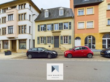 Rénovée par une architecte renommée, cette maison de ville datant de 1807 et d'un mélange de styles renaissance et baroque revêt de nombreux atouts.

Le rez-de-chaussée comprend un hall dentrée avec carrelage dantan (carreaux de ciment), une pièce libre (bibliothèque, chambre, ) ± 18 m², un vestiaire ± 9 m², un débarras de ± 4 m², un hall ± 8 m² desservant une salle de douche et un séjour (ou chambre) ± 13 m2. Ce dernier donne sur une cour intérieure ± 22 m² avec accès à la buanderie ± 16 m2.

Un escalier en colimaçon (en pierre de taille) conduit au premier étage composé de l'espace de vie avec salon ± 24 m², cuisine et son coin repas ± 24 m2, d'une chambre ± 14 m² et d'une salle de bain ± 8 m2. Une passerelle extérieure relie le salon/salle à manger à la terrasse ± 20 m², située sur le toit de la buanderie.

Le grenier, aménagé façon loft ± 74 m² , comprend une salle de bain/douche, un dressing ± 13 m² et une grande chambre.

A l'extérieur, un petit passage privatif permet dy déposer les poubelles ou de ranger les vélos/motos.

L'accès à la cave-chaufferie (mazout) se fait par l'extérieur.

Généralités:
L'ensemble des conduits sanitaires, câblages électriques, corps de radiateurs et fenêtres est neuf;
La cuisine et les sanitaires sont neufs;
 

-------------------------------------English version -------------------------------------------

Renovated by a renowned architect, this townhouse dating back to 1807, featuring a blend of Renaissance and Baroque styles, boasts numerous advantages.

The ground floor includes an entrance hall with vintage tiling (cement tiles), a versatile room (library, bedroom, etc.) of approximately 18 m², a cloakroom of approximately 9 m², a storage room of approximately 4 m², a hall of approximately 8 m² leading to a shower room and a living room (or bedroom) of approximately 13 m². This room opens onto an inner courtyard of approximately 22 m² with access to the laundry room of approximately 16 m².

First Floor:
A spiral staircase (made of stone) leads to the first floor, which consists of a living space with a living room of approximately 24 m², a kitchen and dining area of approximately 24 m², a bedroom of approximately 14 m², and a bathroom of approximately 8 m². An exterior walkway connects the living/dining room to a terrace of approximately 20 m², located on the roof of the laundry room.

The loft-style attic of approximately 74 m² includes a bathroom/shower, a dressing room of approximately 13 m², and a large bedroom.

Exterior:
A small private passage allows for the storage of trash bins or the parking of bicycles/motorcycles.

Basement:
Access to the cellar/boiler room (oil heating) is from the outside.

General Information:
- All plumbing, electrical wiring, radiators, and windows are new.
- The kitchen and sanitary facilities are new.
 