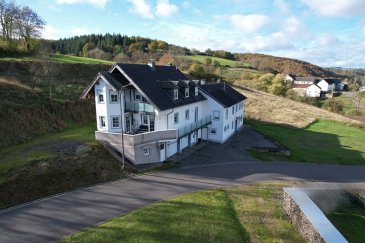 Familienfreundliches, modernisiertes Haus, auf großem Grundstück, in Niederpierscheid.

Wohnen mit Raum, Stil und vielen Möglichkeiten
Willkommen in Niederpierscheid – dort, wo Ruhe, Natur und Lebensqualität harmonisch ineinandergreifen. Dieses großzügige Anwesen vereint zwei Wohnhälften mit Charakter: eine charmante Altbauhälfte von 1902 mit Potenzial zur individuellen Gestaltung sowie eine moderne, lichtdurchflutete Haushälfte von 1999, die sofort bezugsfertig ist. Gemeinsam bieten sie außergewöhnlich viel Platz für Familien, Mehrgenerationenwohnen oder Wohnen und Arbeiten unter einem Dach.

Raumaufteilung und Ausstattung:
Bereits beim Betreten des Hauses spürt man Großzügigkeit und Struktur.
Der ebenerdige Eingangsbereich führt zu zwei geräumigen, gefliesten Kellerräumen, die vielseitig nutzbar sind – ideal als Lager, Werkstatt oder Hobbyraum.
Über eine stilvolle Holztreppe gelangt man in das erste Obergeschoss, das mit einem offenen Wohn- und Essbereich begeistert. Von hier aus führt der Weg auf eine sonnige Terrasse, die zum Entspannen einlädt.
Die angrenzende Küche mit praktischer Abstellkammer öffnet sich ebenfalls zu einer zweiten, großzügigen Terrasse mit rund 30 m² – der perfekte Platz für gemütliche Sommerabende im Freien.
Ein Schlafzimmer sowie ein Badezimmer runden diese Wohnebene ab.
Im zweiten Obergeschoss befindet sich ein Studio mit zwei weiteren Schlafzimmern, ein zusätzliches Wohnzimmer sowie eine Terrasse, mit Ausblick ins Grüne – ein ideales Refugium für Familienmitglieder oder Gäste.

Highlights im Überblick
Grundstück: ca. 3604 m², ruhig gelegen am Dorfrand
Wohnfläche: ca. 327 m² (Neubau 1999: 192 m² | Altbau 1902: 135 m²)
Insgesamt 4 – 6 Schlafzimmer (evtl. Büro), 3 Badezimmer, 1 Duschbad und 1 Gäste-WC
Einbauküche inklusive
3 Terrassen und 2 Balkone
3 Kellerräume und Waschküche
2 großzügige Garagen mit elektrischen Rolltoren, gefliest
4 Außenstellplätze
Pelletofen (2020) und Ölzentralheizung (1992)
Dacheindeckung: Tonpfannen (neuere Hälfte) | Ziegel (Altbauhälfte)
Spitzboden vorhanden

Verfügbar ab 1. März

Zwei Haushälften – unendliche Möglichkeiten
Die rechte Haushälfte (Baujahr 1902) besticht durch ihren historischen Charme und wartet darauf, mit handwerklichem Geschick in neuem Glanz zu erstrahlen.

Ob Mehrgenerationenhaus, Wohnen und Arbeiten, Teilvermietung oder Ferienimmobilie – dieses Anwesen lässt nahezu alle Wohnkonzepte zu.
Dieses außergewöhnlich vielseitige Haus vereint Komfort, Platz und Ruhe auf eindrucksvolle Weise.
Ob große Familie, Handwerker mit Ambitionen oder Investor – hier eröffnen sich viele Perspektiven.

Vereinbaren Sie jetzt Ihren Besichtigungstermin!