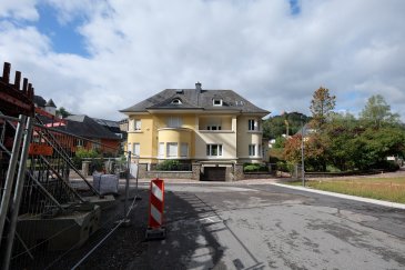 CLERVAUX, rue du Parc, en plein centre, proche du château médiéval, belle maison libre de 3 côtés datant de 1935 sur 10a60 de terrain plat , +220 m2 habitable et comprenant : entrée et couloir de distribution (hauteur sous plafond de 2,87m), WC séparé, vestiaire, débarras, living et salle à manger avec parquet au sol, sortie terrasse et jardin, cuisiné équipée séparée, stuff ou chambre à coucher avec accès terrasse et jardin, premier étage (hauteur sous plafond de 2,81m) : dégagement, 4 chambres à coucher dont une avec balcon, parquet au sol, placards intégrés, une salle de bains avec WC, dernier étage : combles, une douche, deux chambres à coucher, débarras, une pièce, sous-sol : garage pour deux voitures en enfilade (hauteur 1,80m), une chaudière à mazout Buderus de 1999, cave, cave à vin, buanderie avec accès jardin, deux emplacements de voiture à l'extérieur, beau jardin avec vue sur l'église. Proche de la Gare, rue piétonne, Cactus à 5 km. Disponibilité : mai 2023.  Clervaux comprend également un terrain de golf au beau milieu d'une nature magnifique permettant des journées de détente, l'Abbaye bénédictine Saint-Maurice, le Château de Clervaux avec la célèbre collection photographique « The Family of Man » Contact et visites : Rosalba MAITRE, téléphone : 691 550 189