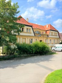 Metz Queuleu, Appartement  F3 de 85.1 m² avec Parking. Dans un environnement préservé et dans un immeuble de caractère, au rez-de-chaussée surélevé un appartement  loué (échéance du bail 14/02/2026) comprenant:
une entrée, une salle à manger avec cuisine américaine, un salon, une chambre, une salle de bains et un WC. Deux celliers et un parking complètent cette offre. Chauffage individuel au gaz.
Copropriété de 10 lots (Pas de procédure en cours).
Charges annuelles : 750.00 euros.