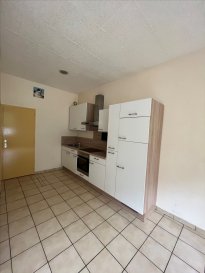 ALT\'IMMOGEST.COM votre agence immobillière vous propose en exclusivité:

Un appartement situé rue du moulin à OTTANGE 
Type F2 37.69 M2 au RDC

Il se compose d\'un salon-séjour avec cuisine ouverte toute équipée avec frigo

Une grande chambre sans vis-à-vis vue sur un jardin , une salle de bain avec baignoire et WC.
Chauffage électrique.

En annexe vous disposerez d\'une cave.

Cette annonce immobilière vise 2 lots (appartement et cave) dans une copropriété formant 8 lots au total (tous lots confondus) ne faisant l\'objet d\'aucune procédure en cours et d\'un montant de charges d\'environ 151.58 € par an.(Syndic bénévole)

Taxe fonciere : 276.00 €

Les honoraires sont à la charge du vendeur

DPE et diag électricité nouvelle génération en cours de réalisation
Classé G sur DPE de 2015

Agence ALT\'IMMOGEST.COM
28 Rue Emile Zola 57300 HAGONDANGE
Mme SZYNAL Estelle 06.76.00.55.16
estelle.altimmogest@gmail.com

