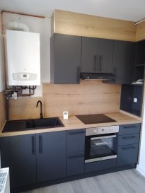 Appartement de Type F3 de 53.26 m² situé au 1er Etage et comprenant : Entrée/Couloir, 2 Chambres, Salle de bains, WC, Cuisine encastrée et équipée, Séjour, Chauffage au GAZ, Espace vert en commun
Frais D'agence 400 €