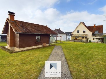 Située à Wecker-Gare, dans la commune de Biwer, cette maison jumelée datant de 1950, en bon état, construite sur un terrain de 9.05 ares, bénéficie d'une surface totale de ± 250 m² dont ± 162 m² habitables. Avec son exposition est-ouest, dans un paisible village, elle est disponible immédiatement et se présente comme suit :

Au rez-de-chaussée, un hall d'entrée de ± 12 m² dessert la cuisine de ± 15 m², la salle à manger de ± 15 m² avec cheminée et un accès au balcon de ± 3 m², le séjour de ± 32 m², un bureau de ± 9 m² ainsi qu'un wc séparé de ± 6 m² (avec pré-installation pour une douche).

Un demi-palier au-dessus mène à une salle de bain de ± 7 m² (avec lavabo, baignoire, douche et wc).

Le premier étage comprend un palier de ± 5 m² et quatre chambres de ± 12, 13, 18 et 19 m².

Le sous-sol propose deux garages de ± 22 et 25 m², une buanderie de ± 13 m², une cave de ± 12 m², une chaufferie de ± 13 m² et un débarras de ± 3 m².

Détails complémentaires :

Les fenêtres sont équipées de châssis en bois avec double vitrage. Des volets électriques sont installés au rez-de-chaussée. Le chauffage est assuré par une chaudière au mazout installée en 2021.

L'extérieur dispose d'un jardin de ± 400 m² offrant une vue dégagée. Deux places de parking supplémentaires sont disponibles devant la maison.

Les commodités à proximité comprennent des transports en commun, un centre sportif, des clubs sportifs et des connexions autoroutières. La gare, la forêt, des parcs de jeux ainsi que des pistes cyclables et de randonnées sont également accessibles rapidement. Plusieurs restaurants se trouvent à quelques minutes.

Pour plus de renseignements, veuillez contacter Alexandre Apolinario au +352 691 282 214 ou alexandre@vanmaurits.lu